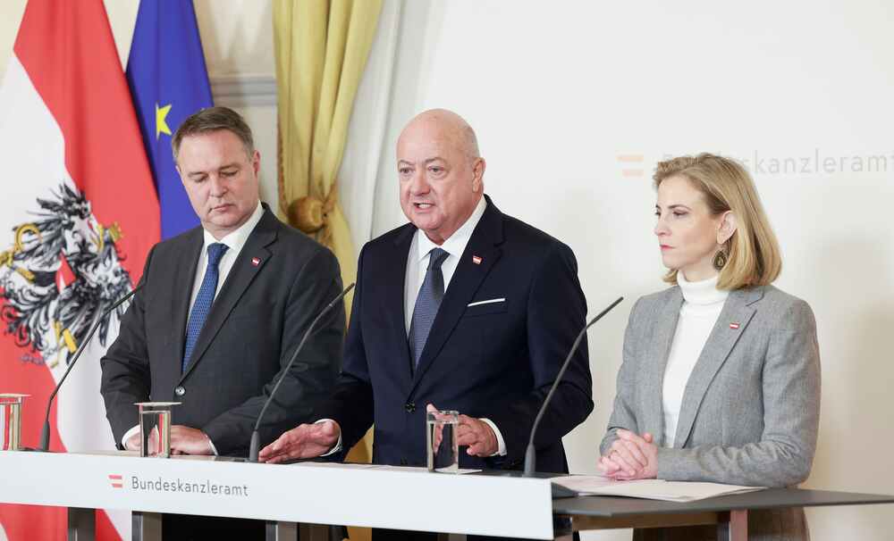 AIG9312W BKA Regina Aigner