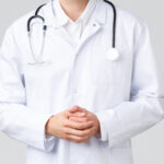 Doktor hospital healthcare workers covid 19 treatment concept young doctor scrubs making daily errands clinic listening patient symptoms look camera professional physician curing diseases