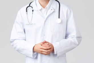 Doktor hospital healthcare workers covid 19 treatment concept young doctor scrubs making daily errands clinic listening patient symptoms look camera professional physician curing diseases