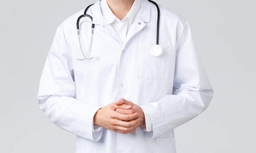 Doktor hospital healthcare workers covid 19 treatment concept young doctor scrubs making daily errands clinic listening patient symptoms look camera professional physician curing diseases