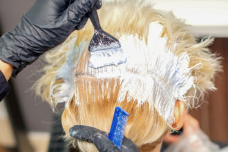 SAC BOYA FREE hair stylist dyeing hair woman