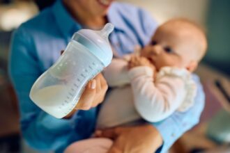 Orta Biberon Envato bottle while feeding 2026 01 06 10 29 48 utc